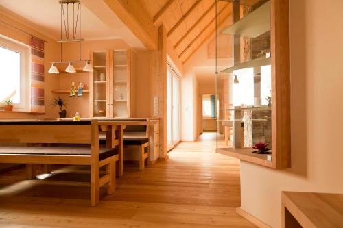 eine Küche mit Holztisch und ein Esszimmer in der Unterkunft Familien & Ferien Wohnung by Holzbau Keller in Scheßlitz