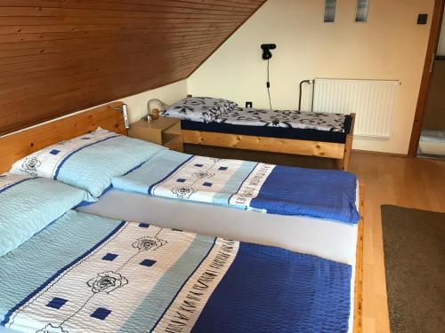 2 Betten nebeneinander in einem Zimmer in der Unterkunft apartman-kata in Fertőd