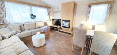 sala de estar con sofá y mesa en Tobisviks Camping en Simrishamn