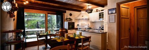 una cucina con tavolo e sedie in una stanza di Trout Lodge a Collagna