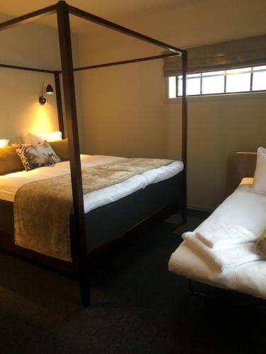 a bedroom with two bunk beds and a window at Hotell Viktors in Sälen