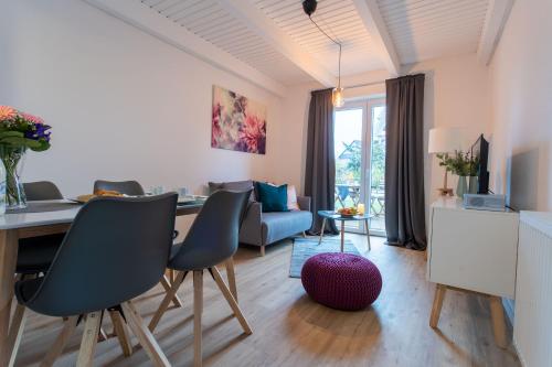a living room with a table and chairs and a couch at Weberhof Ferienapartments in Rostrup am Westufer des Zwischenahner Meers in Bad Zwischenahn