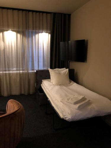 a hotel room with a bed and a television at Hotell Viktors in Sälen