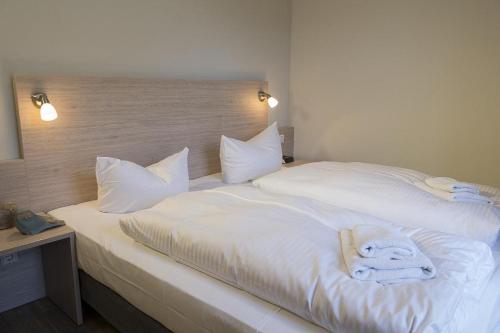 Stolpe auf Usedom的住宿－Der Westflügel Landrat Erdmann，一张带白色床单和毛巾的床