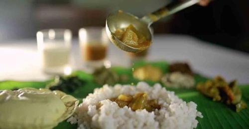 un cucchiaio di riso sopra un piatto verde di Rasa Gurukul a Kizhake Chālakudi