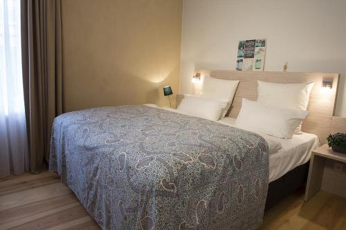 1 dormitorio con 1 cama grande con almohadas blancas en Der Westflügel Ritter Florin, en Stolpe auf Usedom