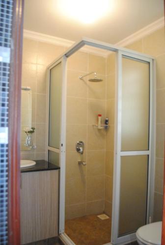 ein Bad mit einer Dusche, einem Waschbecken und einem WC in der Unterkunft Westlands -Place studio apartment with a view in Nairobi