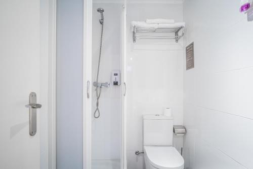 Phòng tắm tại Hostal Fina