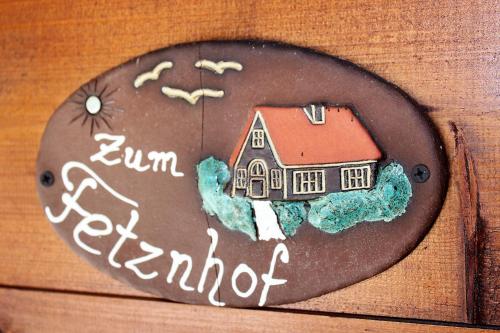 グラッサウにあるFetznhof-Zuhausの家の上に建つ岩
