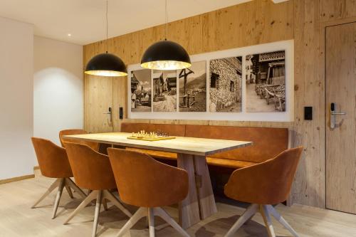 a dining room with a table and chairs at Apart-Hotel Dreisonnenhof in Fiss