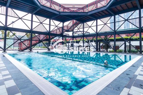 Bazén v ubytování Geo38 Premium Suites at Genting Highlands nebo v jeho okolí