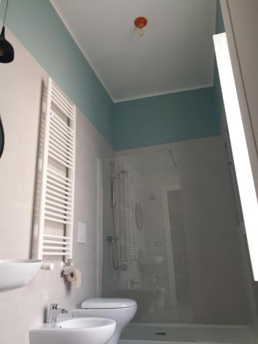 a bathroom with a shower and a toilet and a sink at B&B Novecento Italiano in Altamura