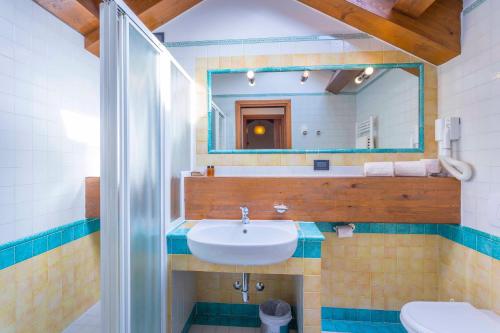 a bathroom with a sink and a mirror at Spighe Beach & Country in Eraclea Mare
