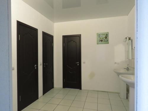 a bathroom with two black doors and a sink at Хостел-Биг Хостел, Большой Хостел in Kaliningrad