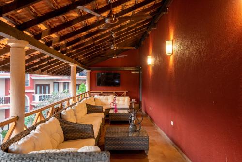 バガにあるLazy Lagoon, Baga A Lemon Tree Resort, Goaのバルコニー(ソファ、椅子付)