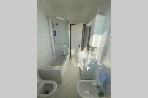 ein weißes Bad mit einem Waschbecken und einem WC in der Unterkunft APPARTAMENTO SUL MARE in Porto Recanati