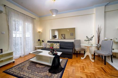 sala de estar con sofá y mesa en Acropolis Lovely Flat in Plaka, en Atenas
