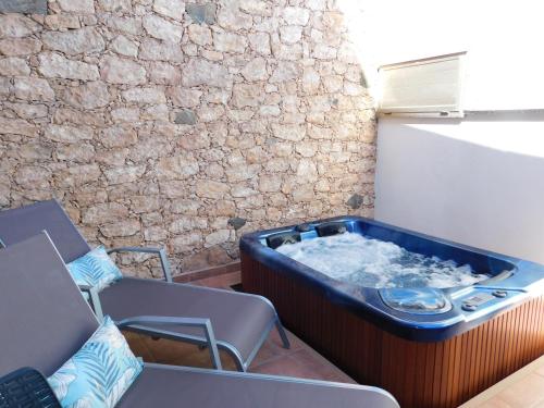 a hot tub in a room with two chairs at Casa Cho Silvestre in Tiscamanita