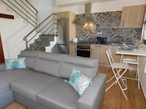 a living room with a couch and a kitchen at Casa Cho Silvestre in Tiscamanita