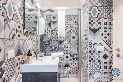 ein Bad mit einem Waschbecken und einer Dusche in der Unterkunft La Casa dei Treni Affittacamere city rooms for travel lovers in La Spezia