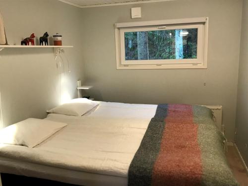 Llit o llits en una habitació de Stuga i naturskönt område på västra Tjörn