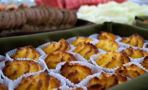 ein Stapel Muffins in Papierverpackung in einer Schachtel in der Unterkunft Rio das Pedras Thermas Hotel in Caldas Novas