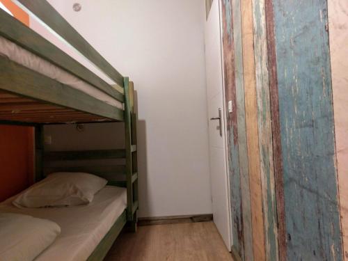 オー・ボンヌにあるRésidence du Parc avec Saunaの小さなお部屋で、二段ベッド2組が備わります。