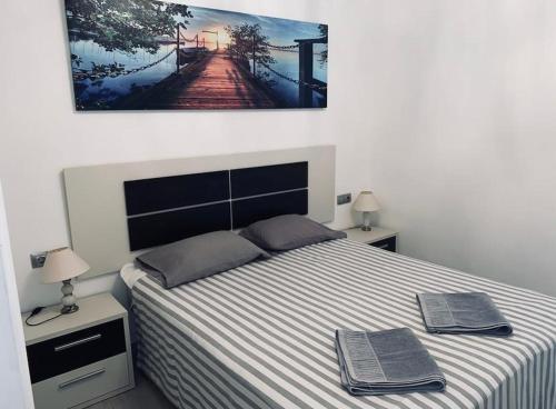 una camera da letto con un letto e due asciugamani di Luxury Two Bed Seaviews a Puerto del Carmen