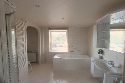 Koupelna v ubytování Fijne vakantiehuizen 50 mtr van het strand