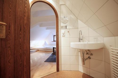 W łazience znajduje się umywalka i lustro. w obiekcie Denkmalschmiede Höfgen w mieście Grimma