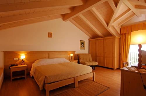a bedroom with a large bed in a room at Agriturismo Maso Grener in Lavis