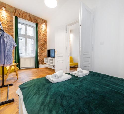 1 dormitorio con 1 cama grande con alfombra verde en 2BCOMFY - Nad Niprem, en Bielsko-Biala