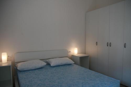 リド・ディ・イエゾロにあるVillaggio Solveig Family Apartmentsのベッドルーム1室(枕2つ付)