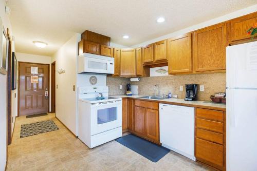 Η κουζίνα ή μικρή κουζίνα στο Pelican Condo