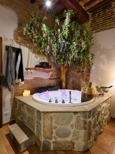 a bathroom with a tree in the middle of a tub at Hortus Conclusus + free parking in Siena