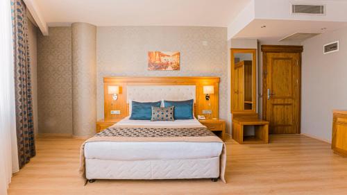 Postel nebo postele na pokoji v ubytování Yücesoy Liva Hotel Spa & Convention Center Mersin