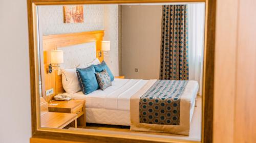 Yücesoy Liva Hotel Spa & Convention Center Mersinにあるベッド