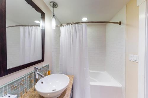 een badkamer met een wastafel, een bad en een spiegel bij Sandestin Elation #5616 in Destin