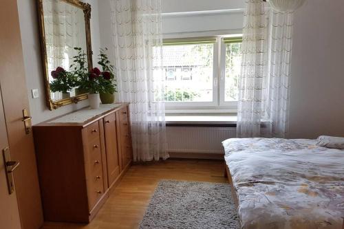 una camera con letto, specchio e finestra di Welcome to enjoy Maribor ! a Maribor