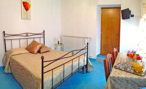 Un dormitorio con una cama y una mesa con una mesa. en Holidays Costanza, en Agerola