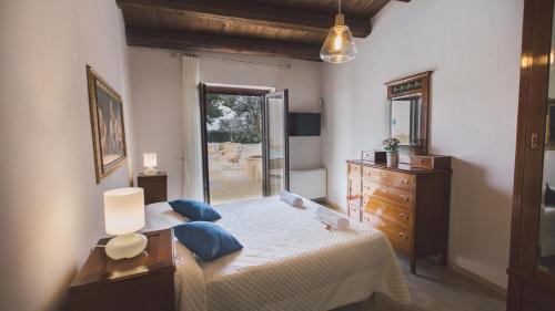 1 dormitorio con cama, tocador y espejo en CASALE DOME' 14&2, Emma Villas, en Marsala