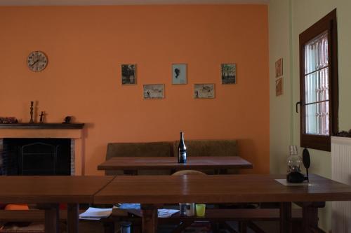 Sala de estar con mesa y botella de vino en Koromilia refuge en Díon