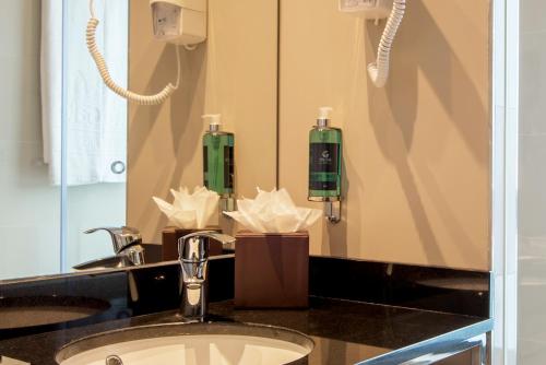a bathroom with a sink and a mirror at Vila Gale Alentejo Vineyard - Clube de Campo in Albernoa