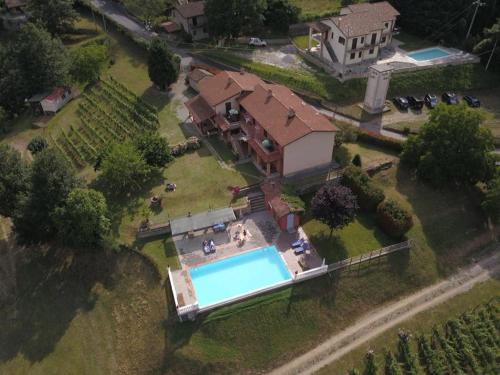 eine Luftansicht eines Hauses mit Pool in der Unterkunft Agriturismo Polla in Camporgiano