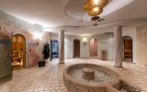 duży pokój z dużą wanną w środku w obiekcie LaMonte Premium Apartments by Feuerstein w mieście Gossensass-Colle Isarco