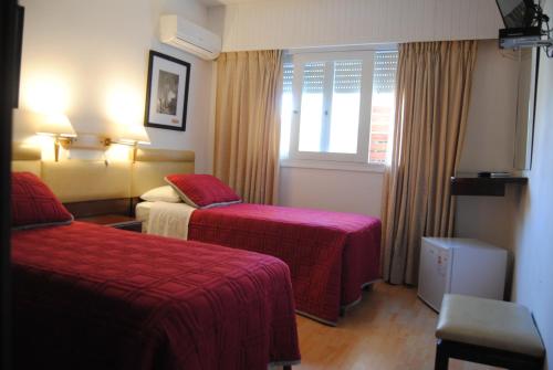 Un pat sau paturi într-o cameră la Hotel Iberia
