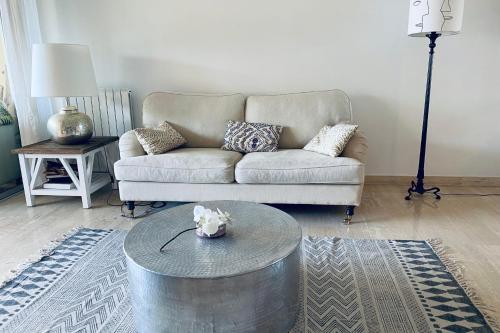 un salon avec un canapé et une table dans l'établissement Sea View Pool Bright And Modern Flat Near Beach, à Antibes