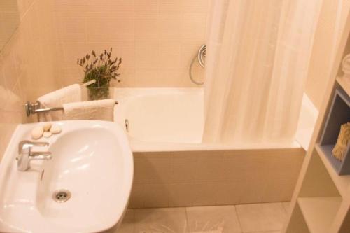 卡拉菲格拉的住宿－Miramar，浴室配有盥洗盆和浴缸。