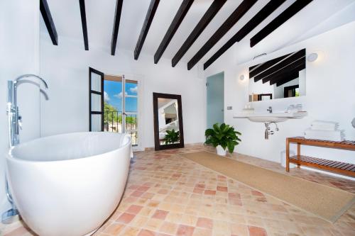
a bathroom with a tub, toilet and sink at Son Arnau in El Port de la Selva
