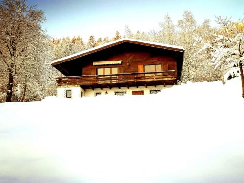 uma casa na neve com árvores ao fundo em La clé des champs em Colroy-la-Roche